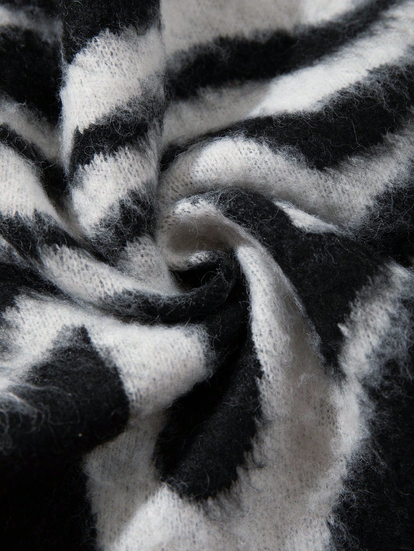 ANDREILEE BLACK AND WHITE INK-SPLASH ART PULLOVER SWEATER