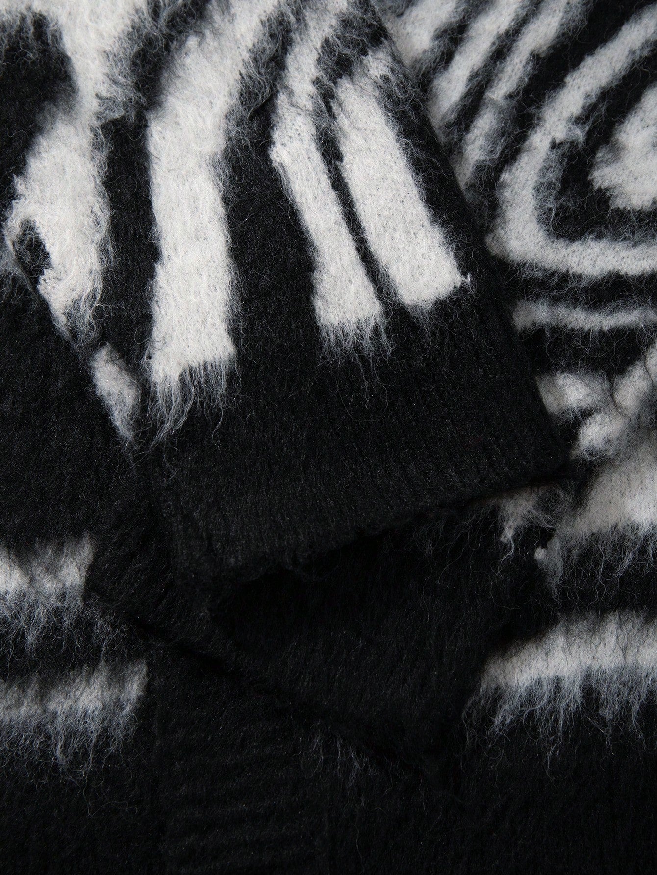 ANDREILEE BLACK AND WHITE INK-SPLASH ART PULLOVER SWEATER