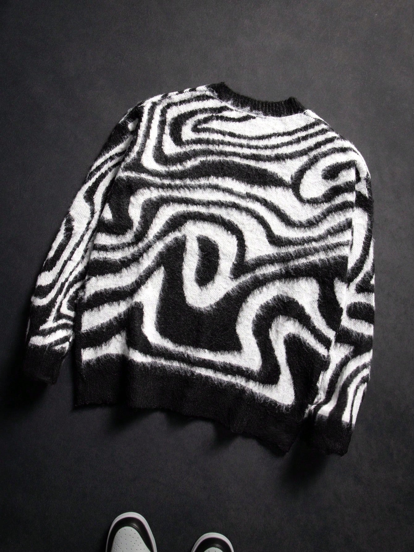 ANDREILEE BLACK AND WHITE INK-SPLASH ART PULLOVER SWEATER