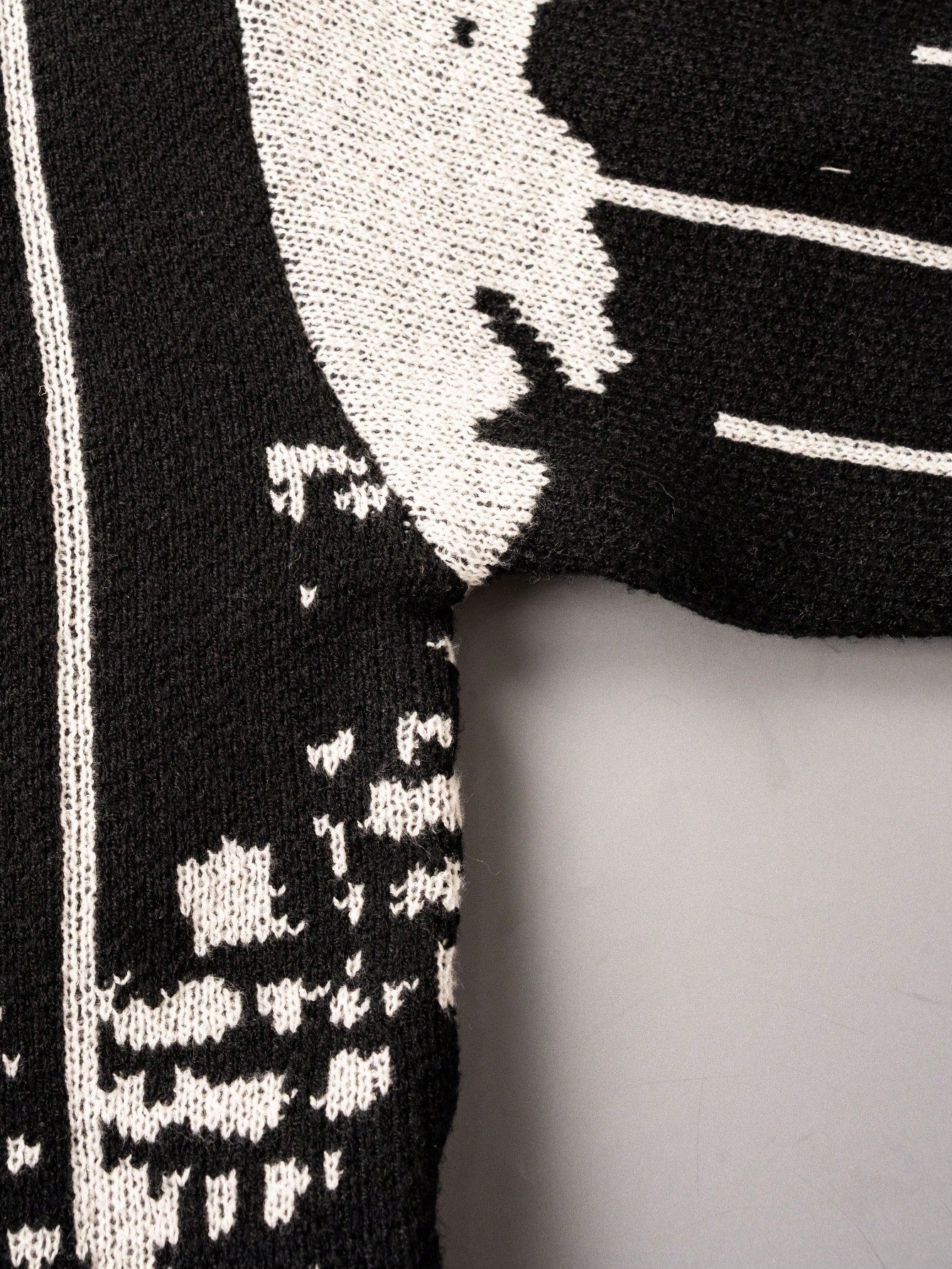 ANDREILEE CREWNECK SWEATER WITH VERTICAL STRIPE ENGLISH LETTER PATTERN