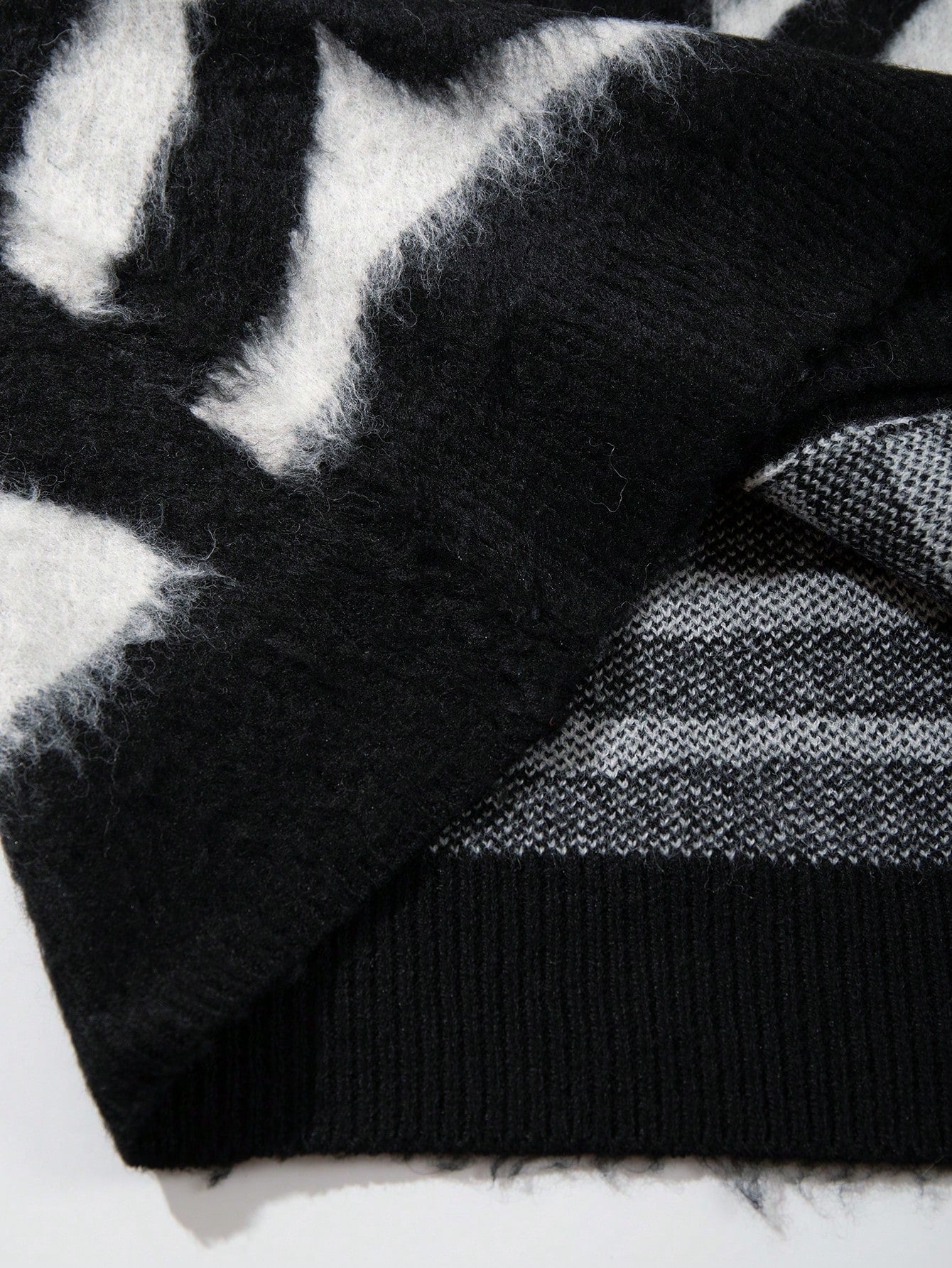 ANDREILEE BLACK AND WHITE INK-SPLASH ART PULLOVER SWEATER