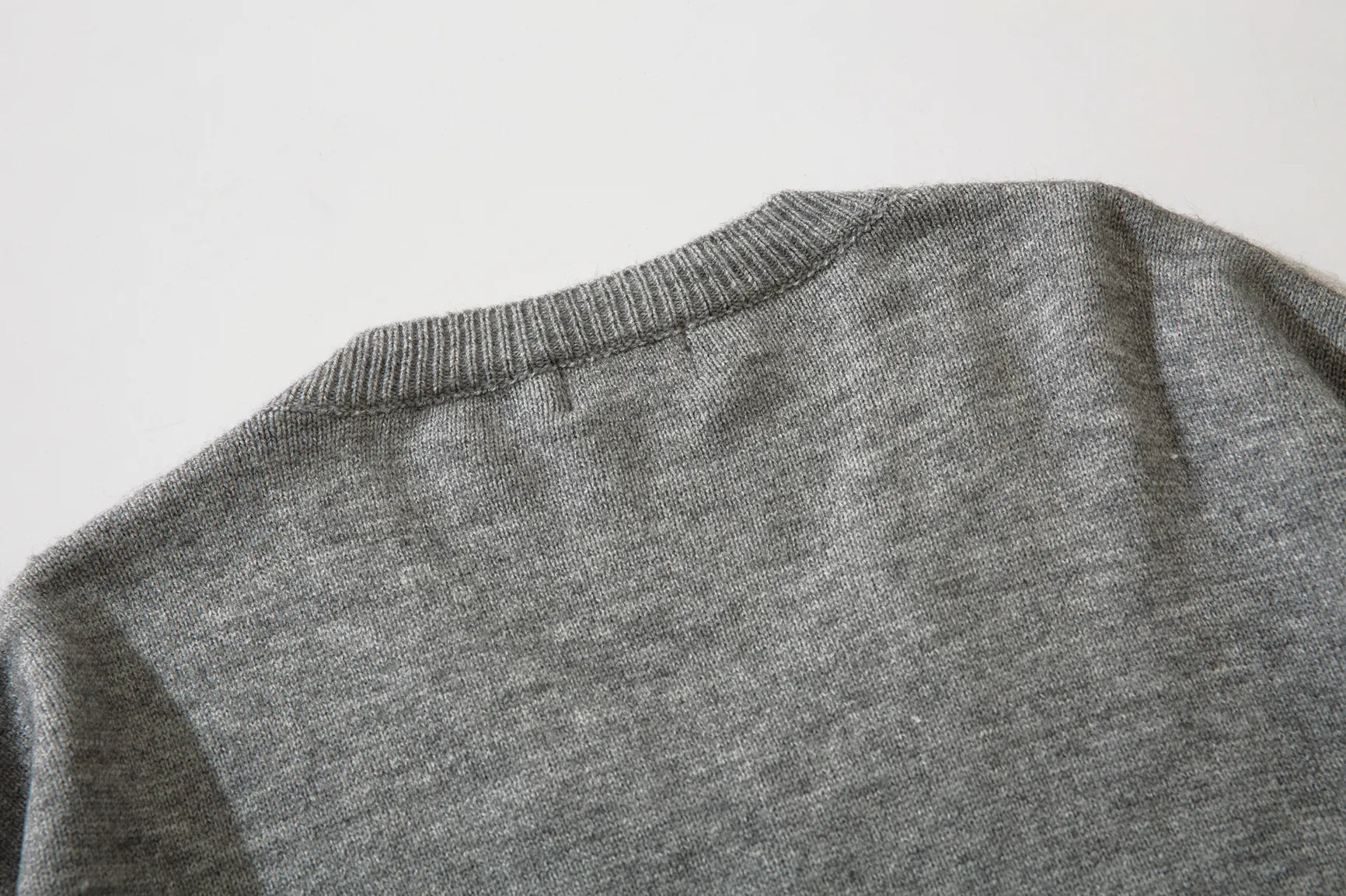 Asymmetric button-down V-neck sweater: loose fit